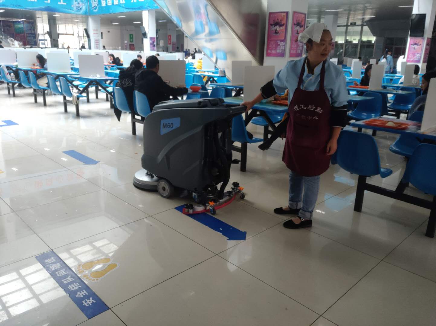 学校食堂清洁地面用手推式洗地机